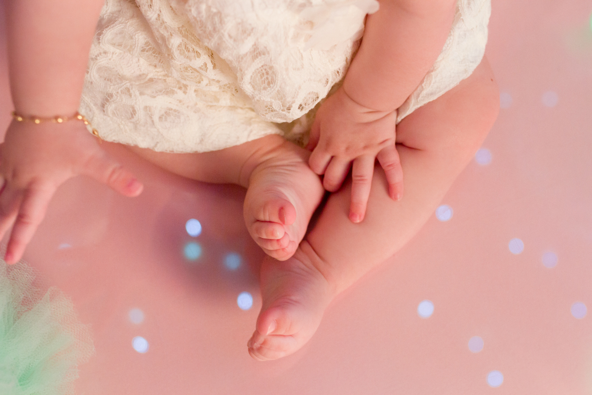 Close nos lindos pezinhos e mãozinha da Belle