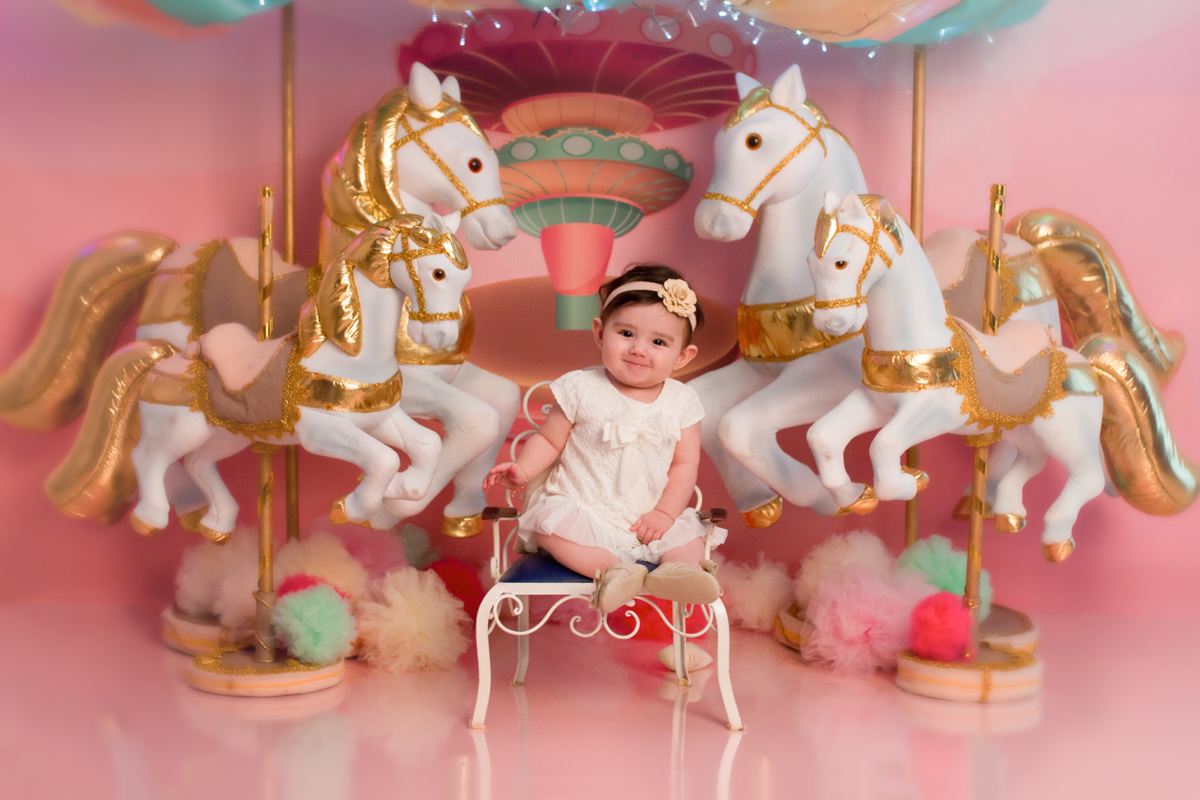 Foto de longe da Isabelle sorrindo lindamente