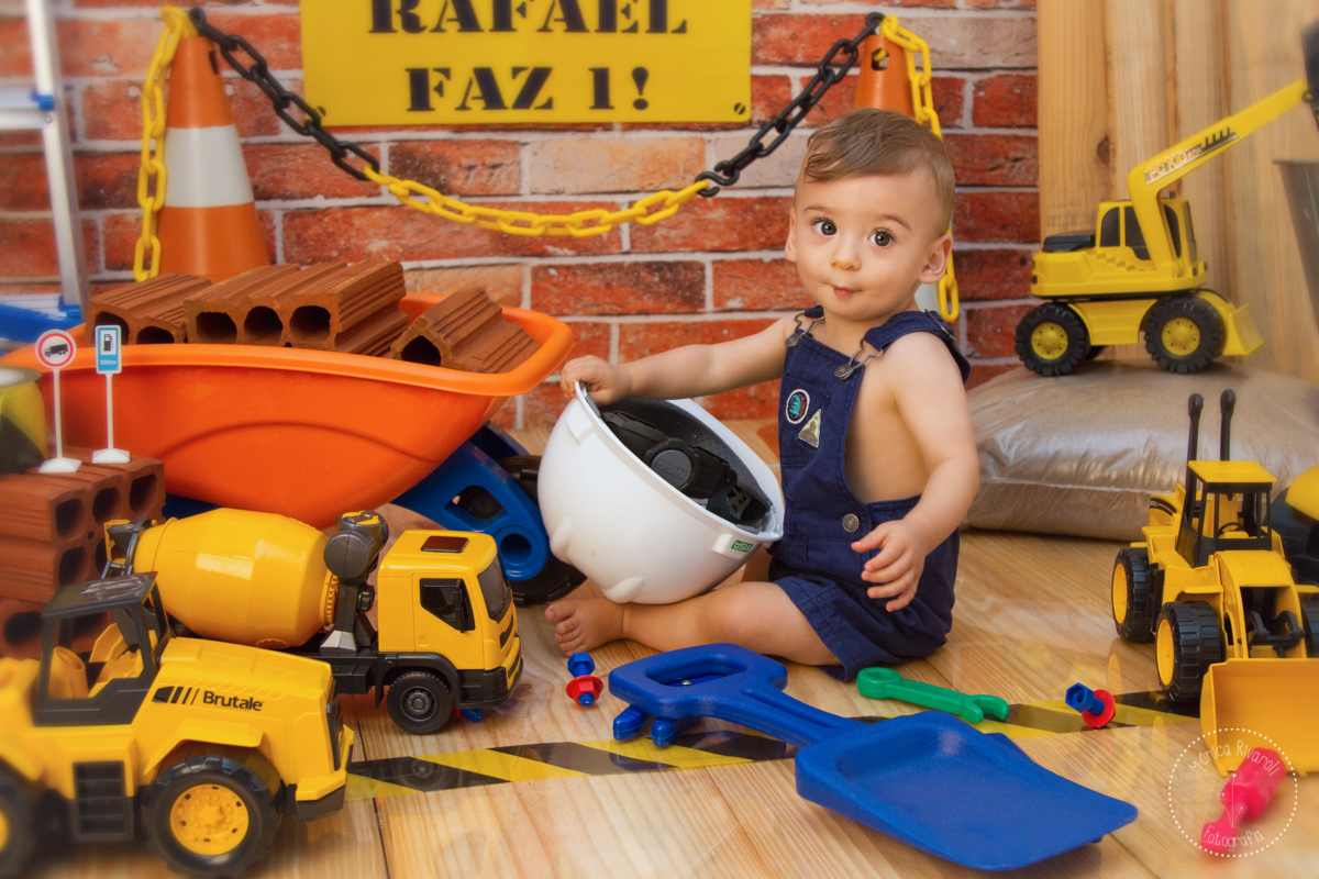 Agora, ele pegou o capacete de engenheiro para brincar