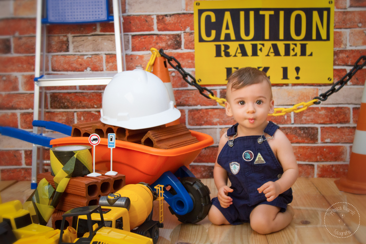 Ainda ajoelhadinho, ele mand um beijinho