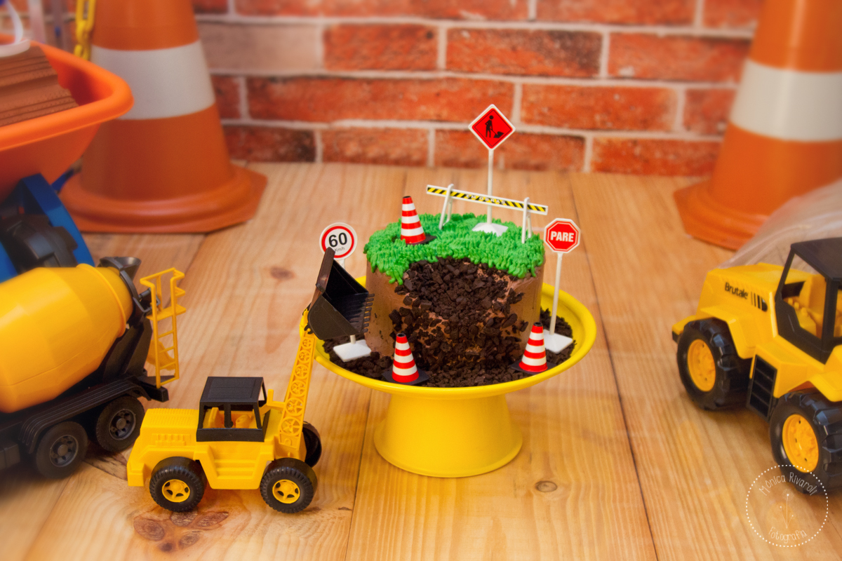 Detalhes do bolo no formato de terreno com plaquinhas de sinalização