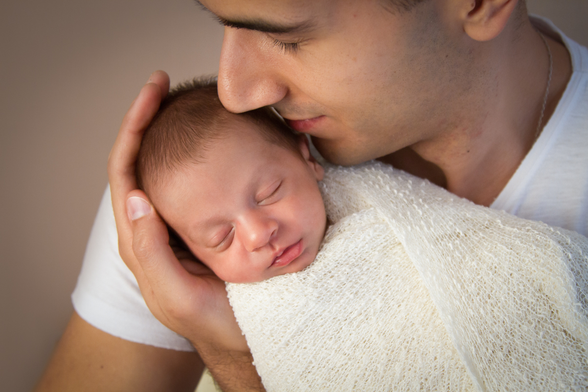 Foto com o papai, ele dá um cheirinho no Dudu
