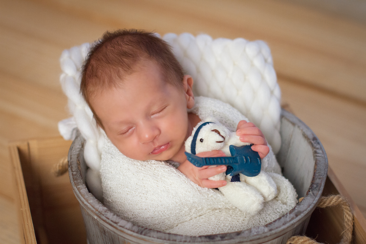 Agora, ele está segurando um ursinho roqueiro, que foi a lembrancinha do seu nascimento
