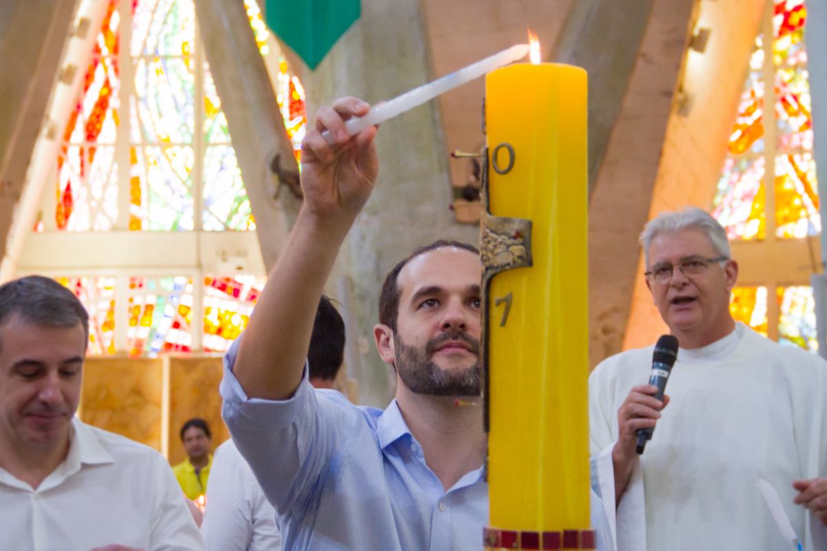 O padrinho está ascendendo a vela 