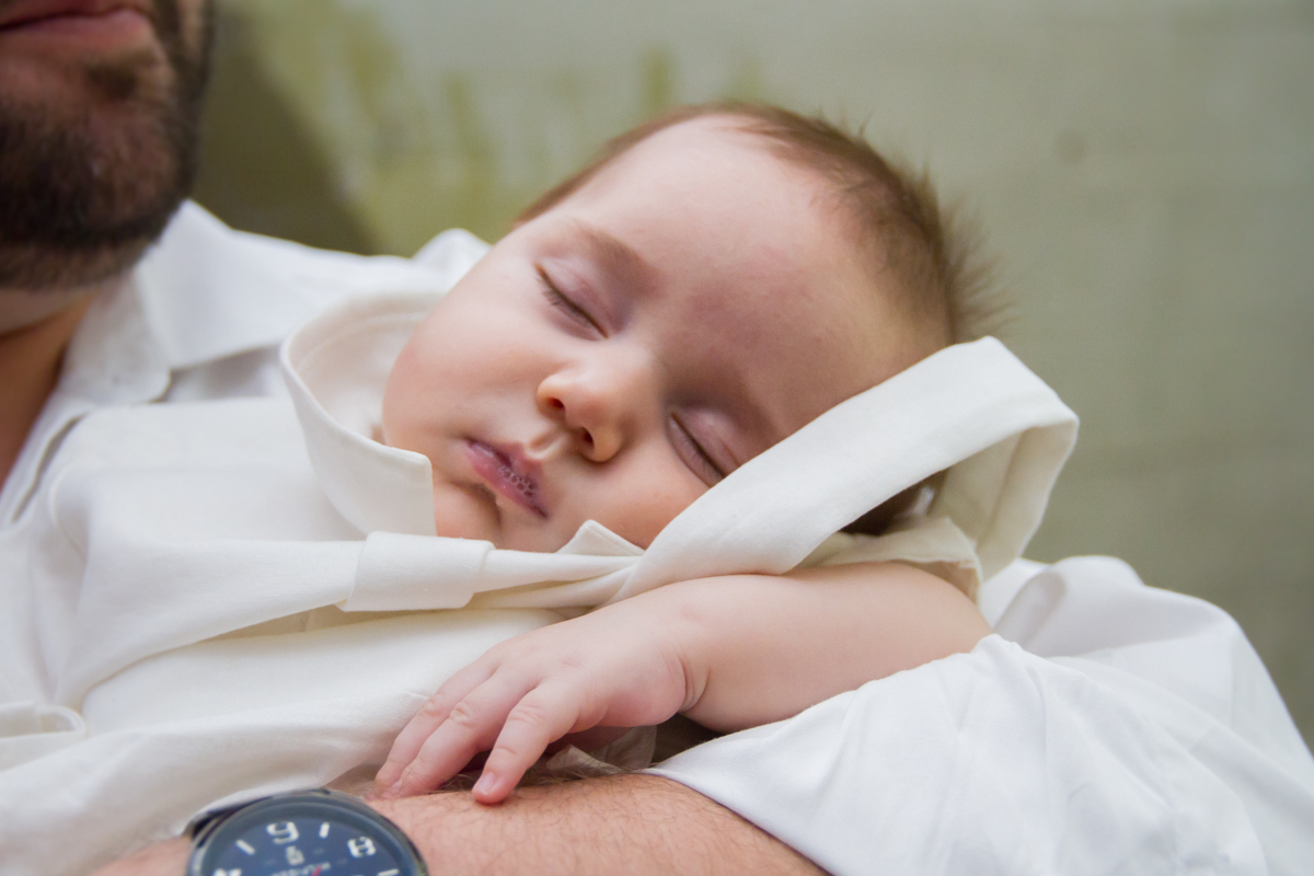 Close do João nos braços do papai