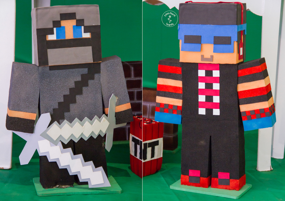 Montagem de duas fotos de dois personagens do Minecraft