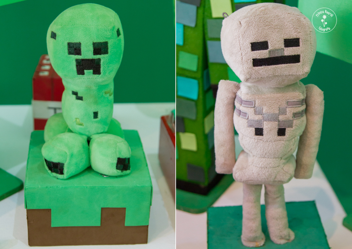 Montagem de duas fotos de pelúcias da decoração