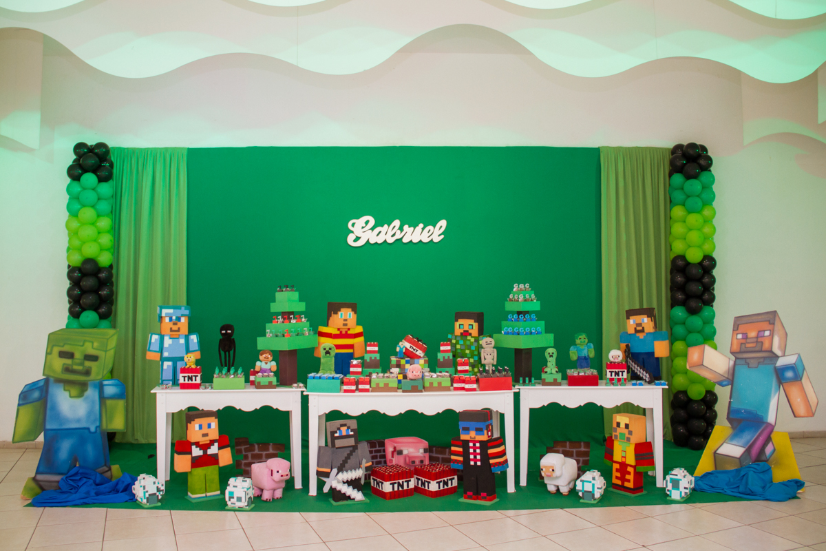 Foto da mesa inteira decorada com o jogo Minecraft 