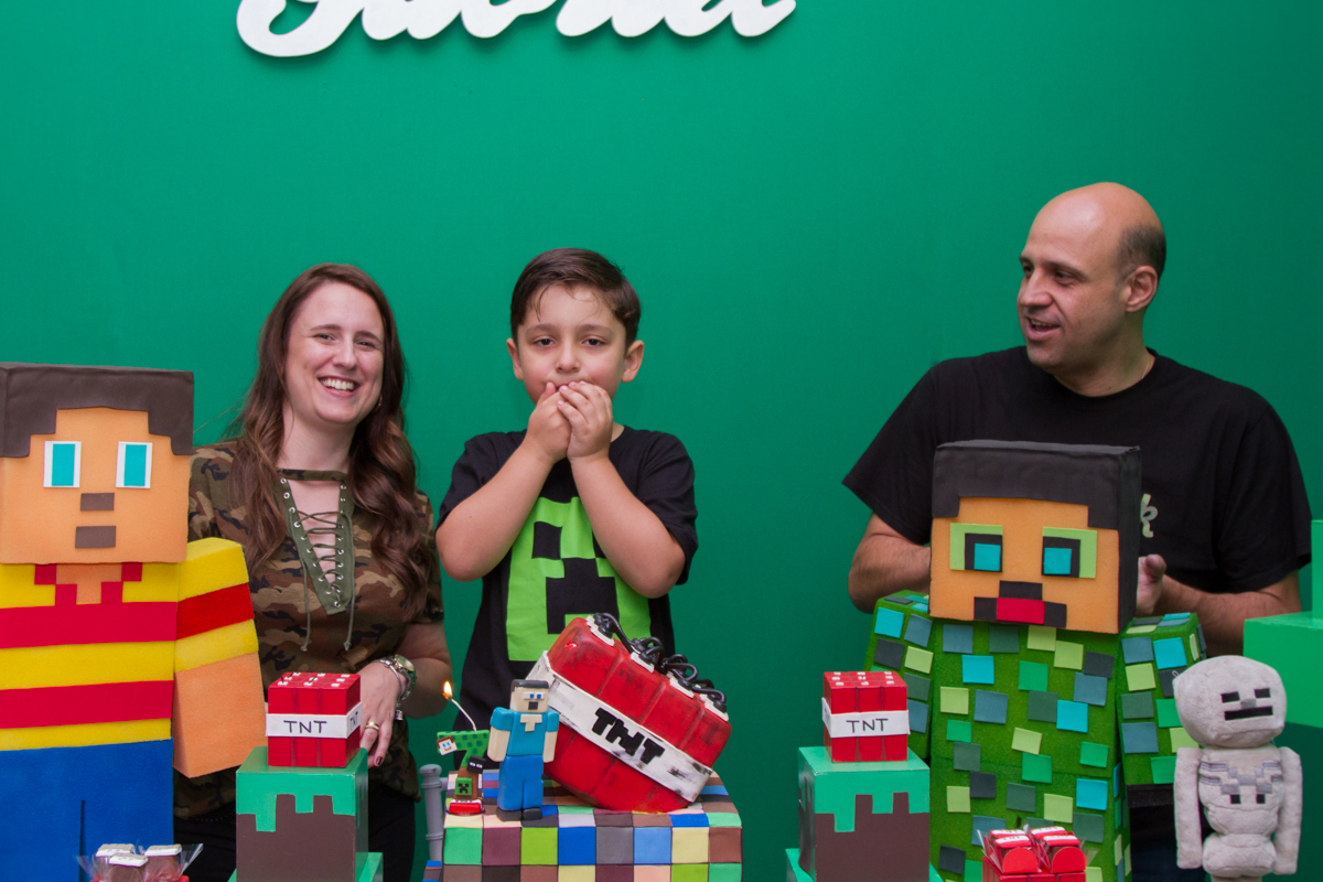 Chegou a hora dos parabéns e a família já começou a cantar os parabéns 