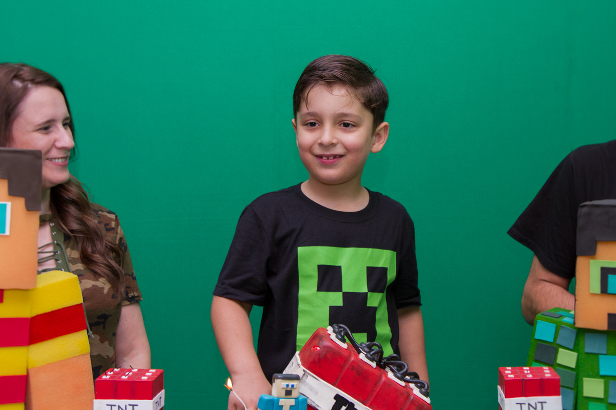 Close no Gabriel se divertindo com os parabéns