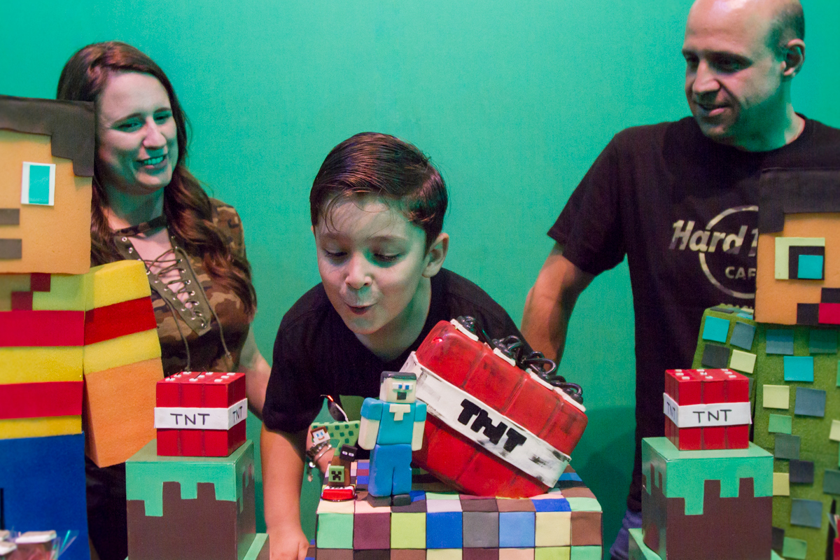 Close no Gabriel assoprando a velinha