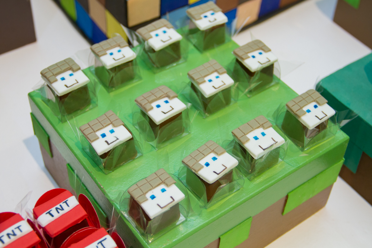 Foto em docinhos de chocolate com um personagem do jogo em cima