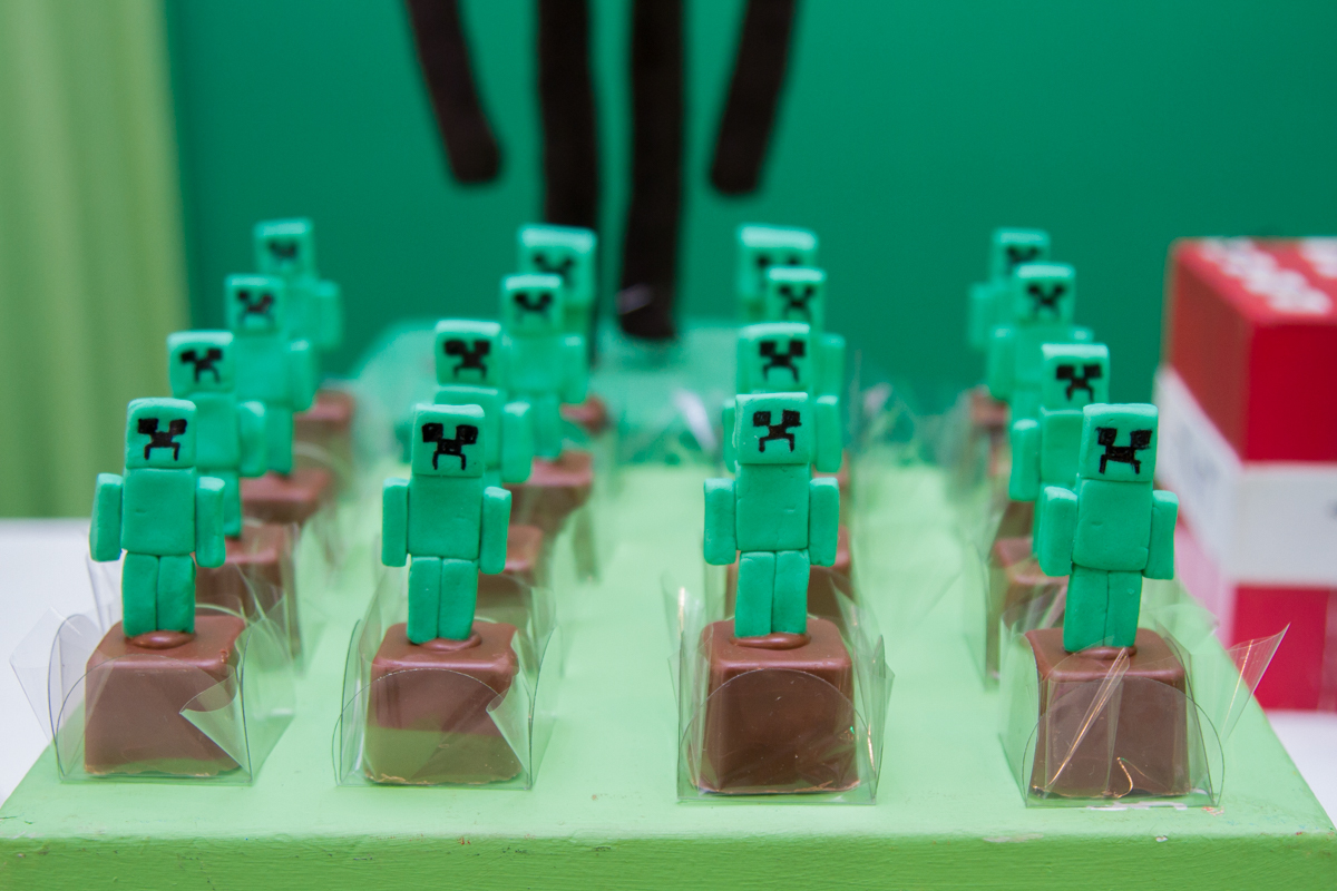 Close em um docinho com  personagens do Minecraft