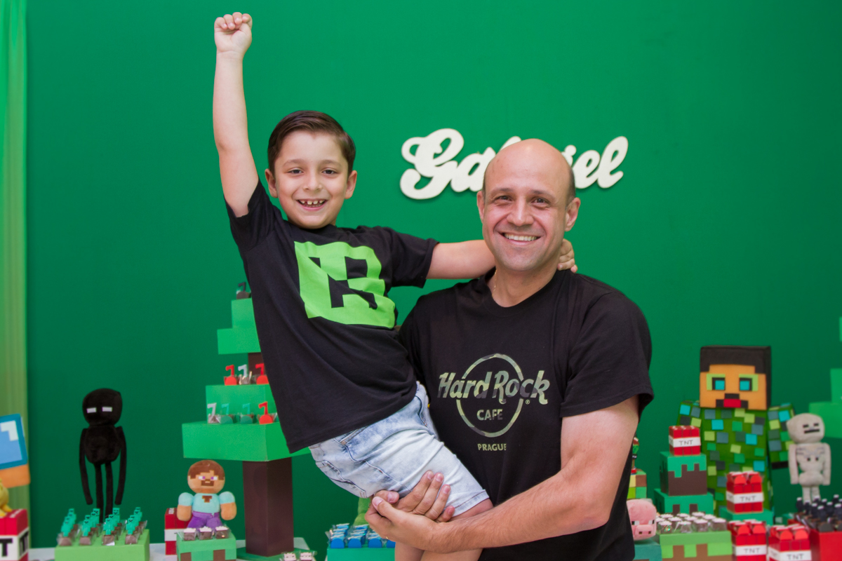 Foto do Gabriel com o padrasto 