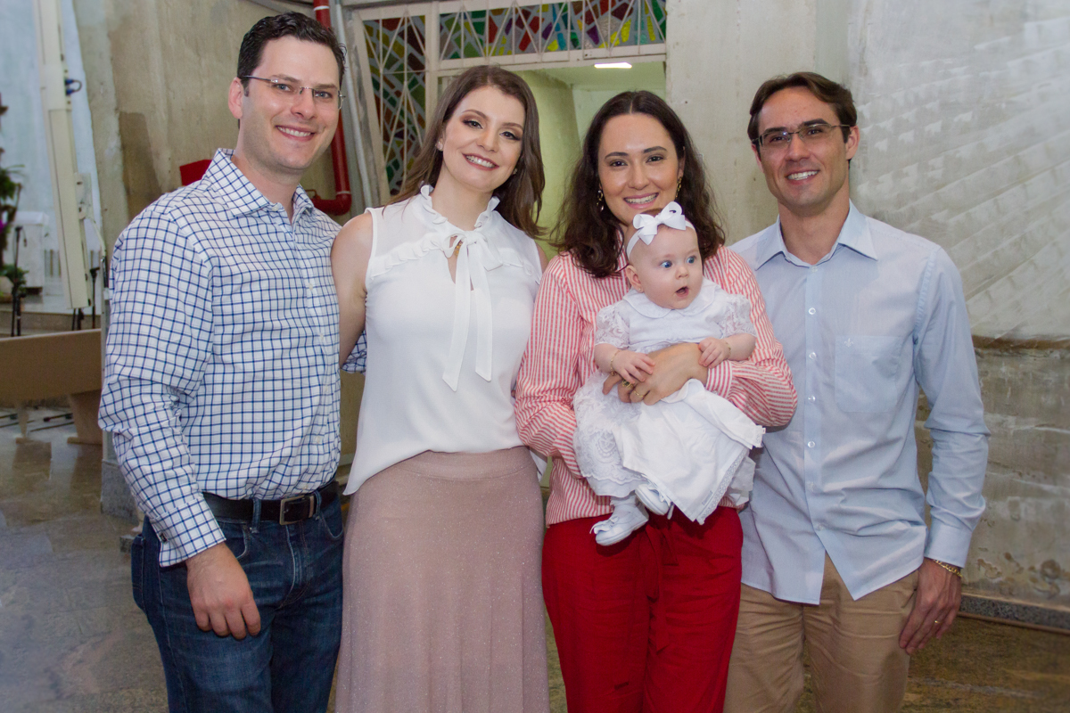 Foto dos pais com Isa no colo da madrinha e o padrinho do lado