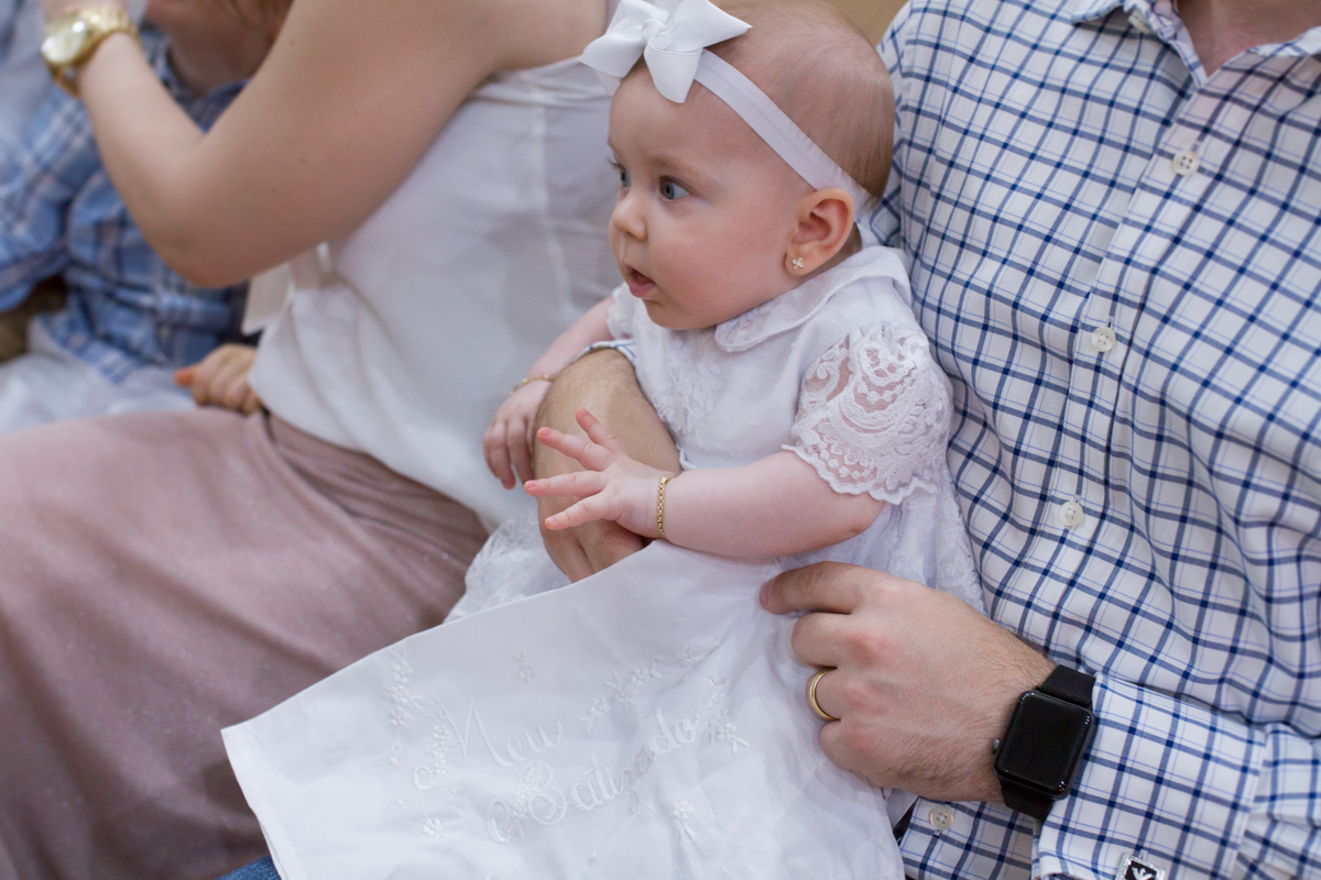 Close da Isa com uma linda roupa de batizado