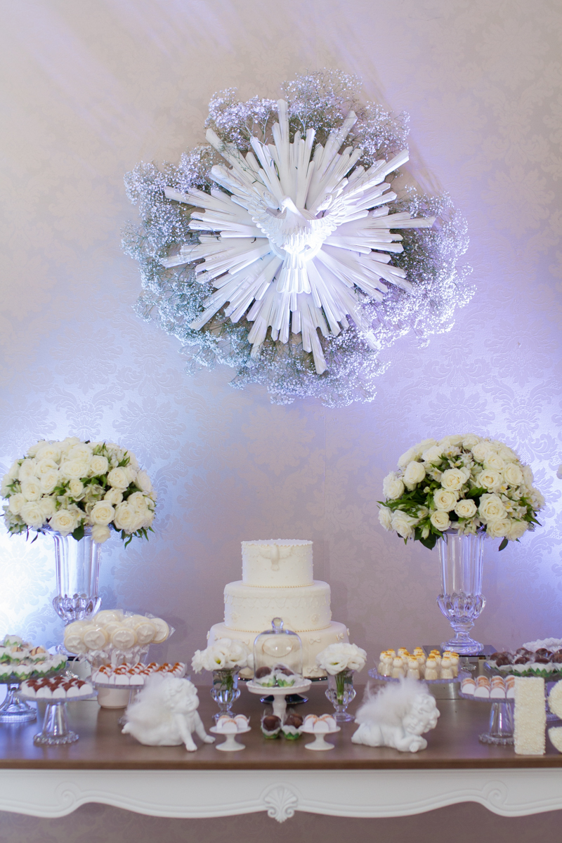 Foto do bolo com a decoração em volta