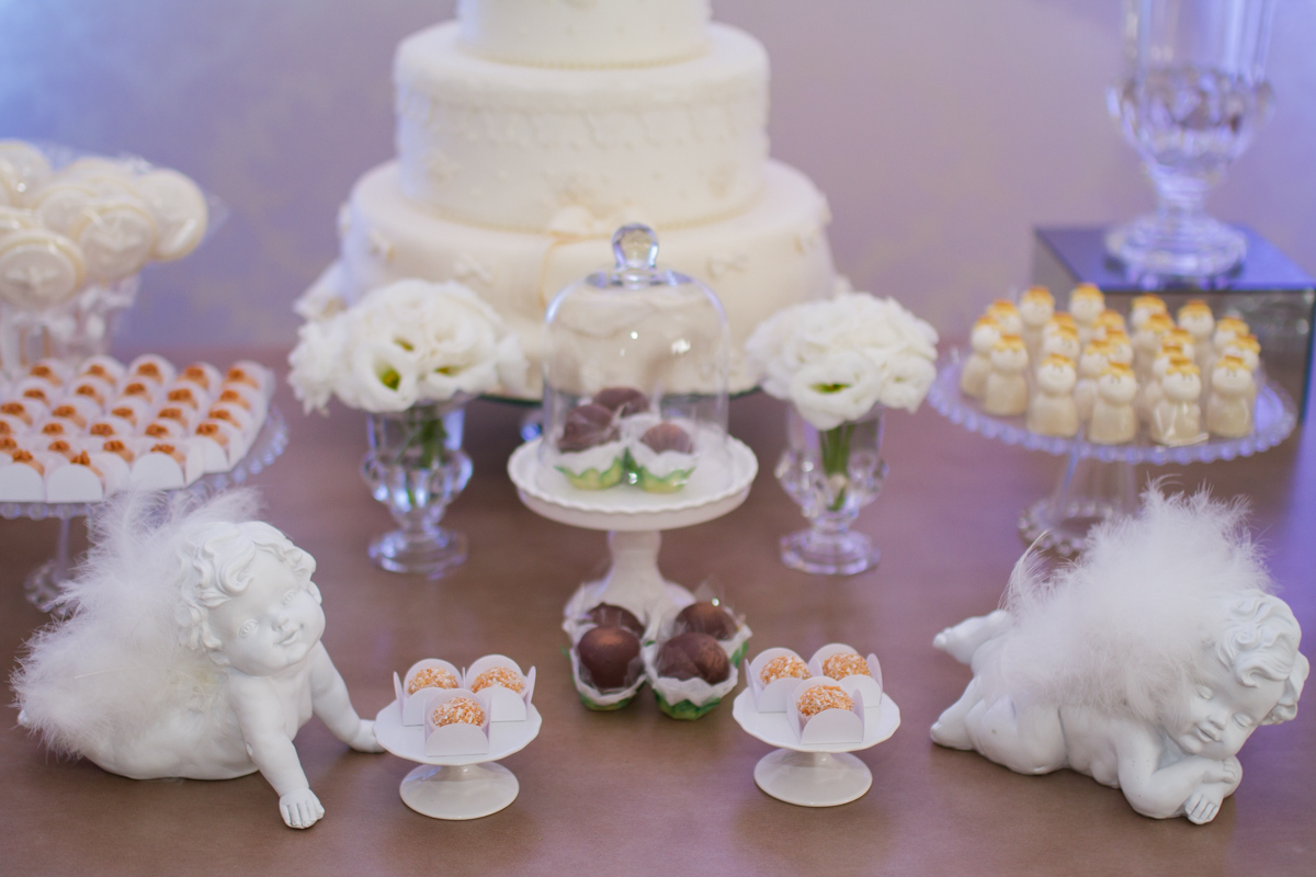 Foto dos docinhos com anjinhos de decoração dos lados 