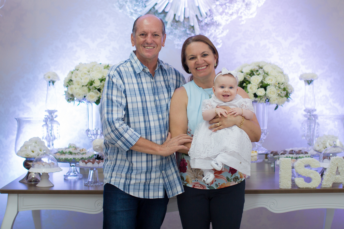 Foto dos avós segurando a Isa no colo 