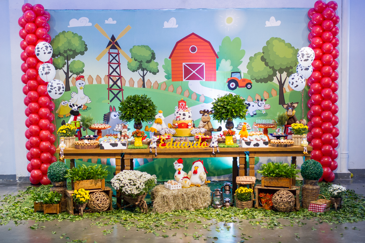 Foto da mesa com a decoração de fazendinha 