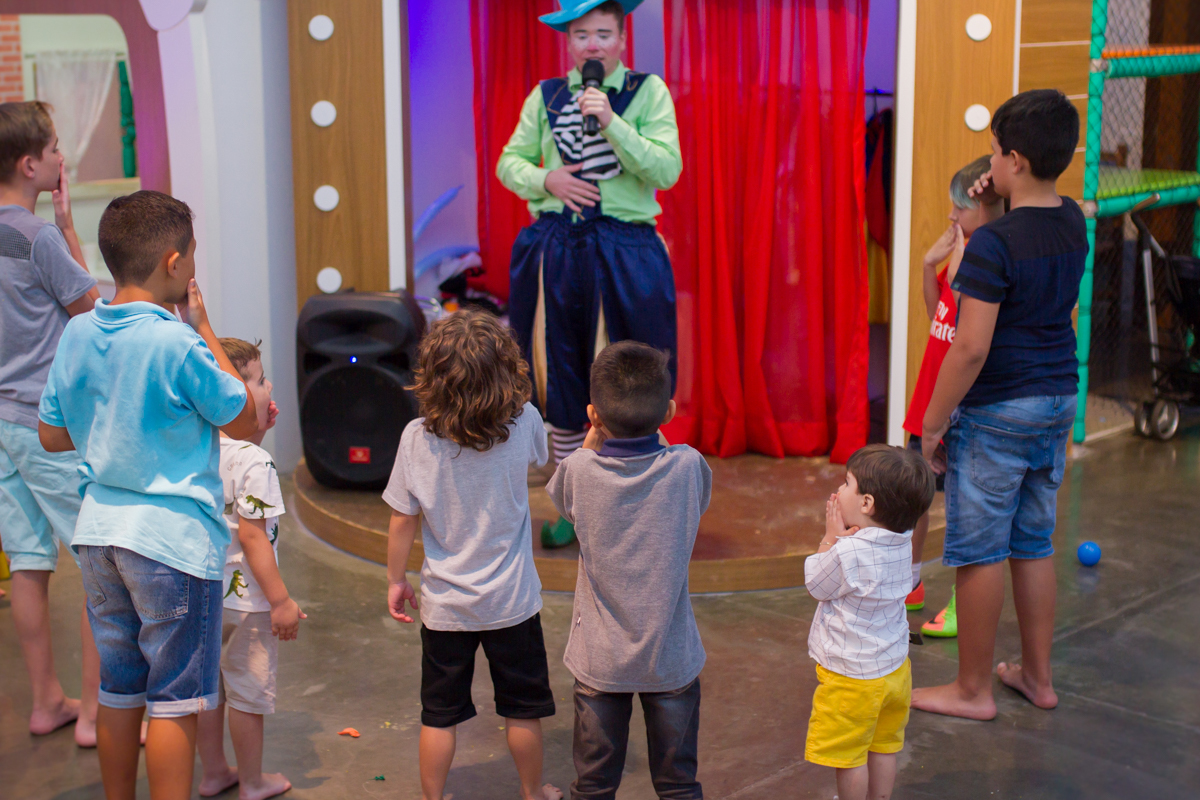 Última do palhaço com as crianças em volta imitando seus gestos