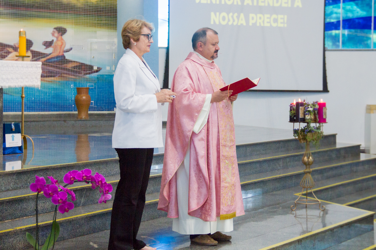 Foto do padre no altar celebrando a missa