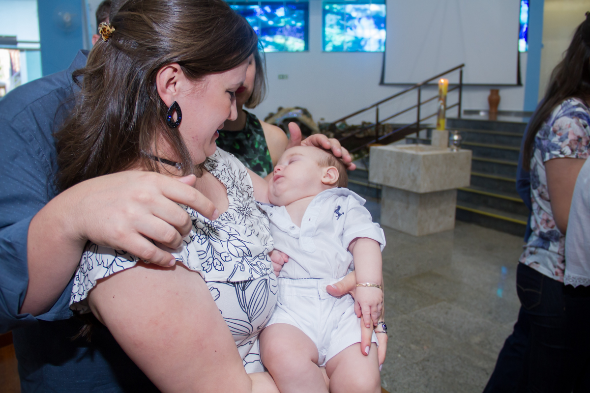 Fotinha da mamãe segurando o Miguel no colo e olhando para ele 