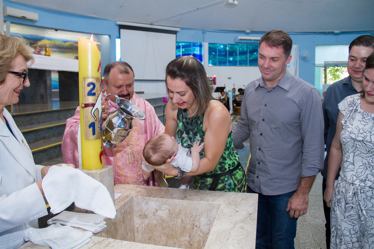 Agora o Miguel está sendo batizado 