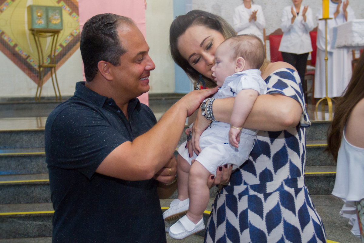 Fotinha dos padrinhos olhando para o Miguel