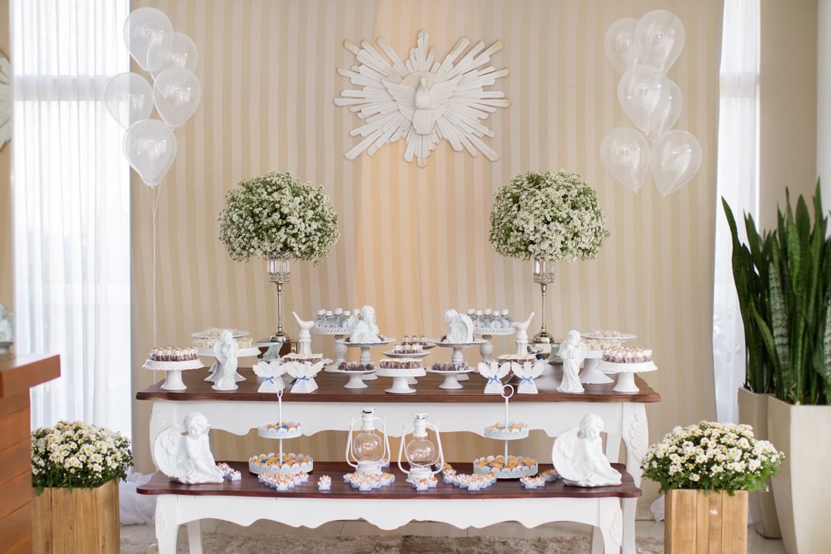 Depois do batismo a família foi comemorar, fotinha da mesa com muitos docinhos 