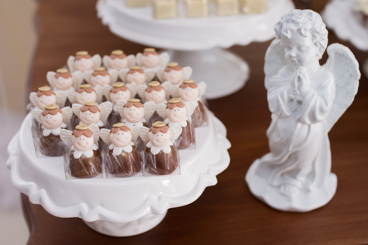 Fotinha de docinhos em formatos de anjinhos