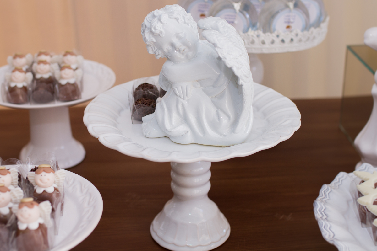 Close em um aparador com um anjinho 