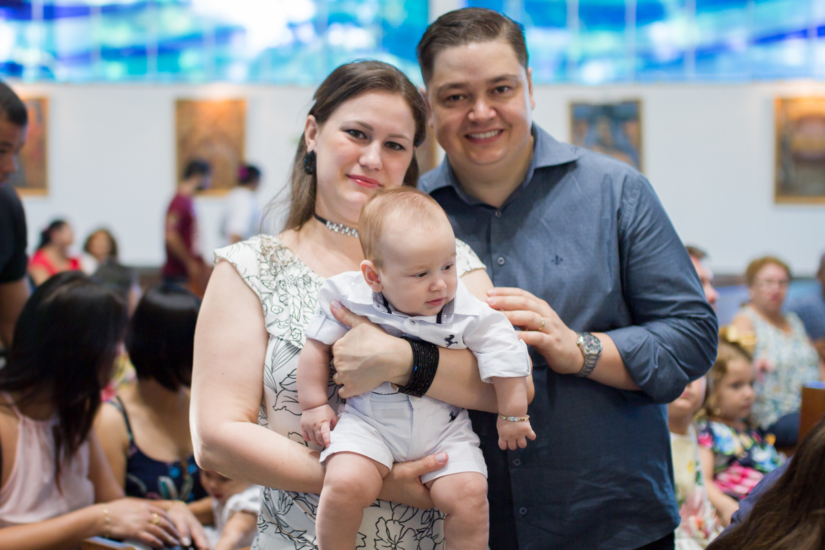 Fotinha da família sorrindo com o Miguel