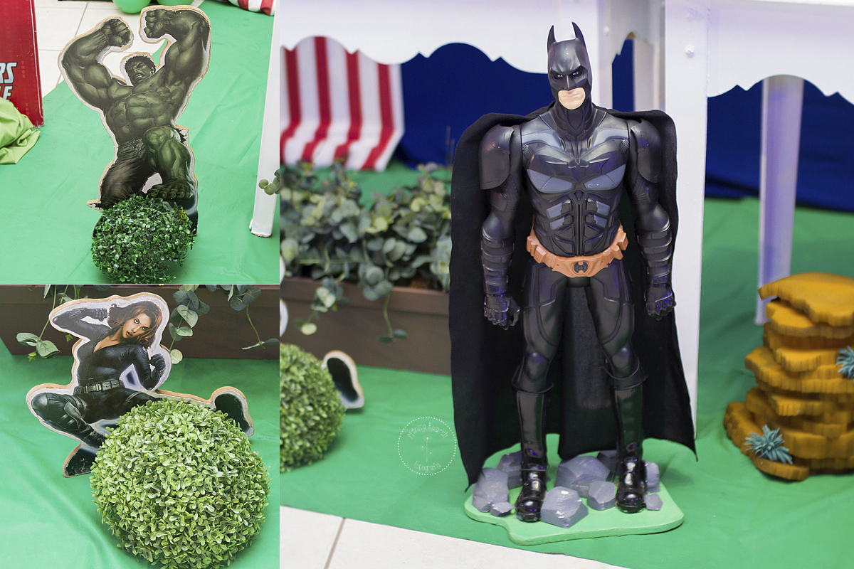 Montagem de três fotos de super heróis inclusive o Batman 