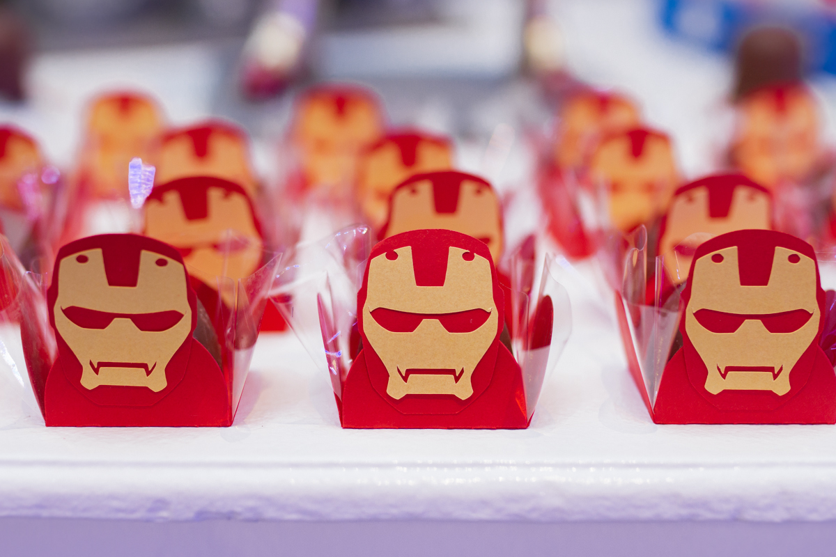 Close em um docinho com o homem de ferro na frente 