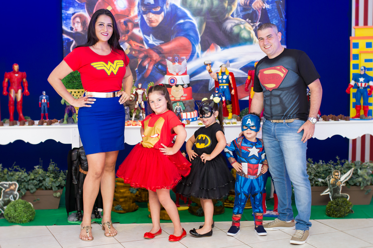Fotinha de toda a família do Léo com as irmãzinhas e os pais, todos estão vestidos de super heróis