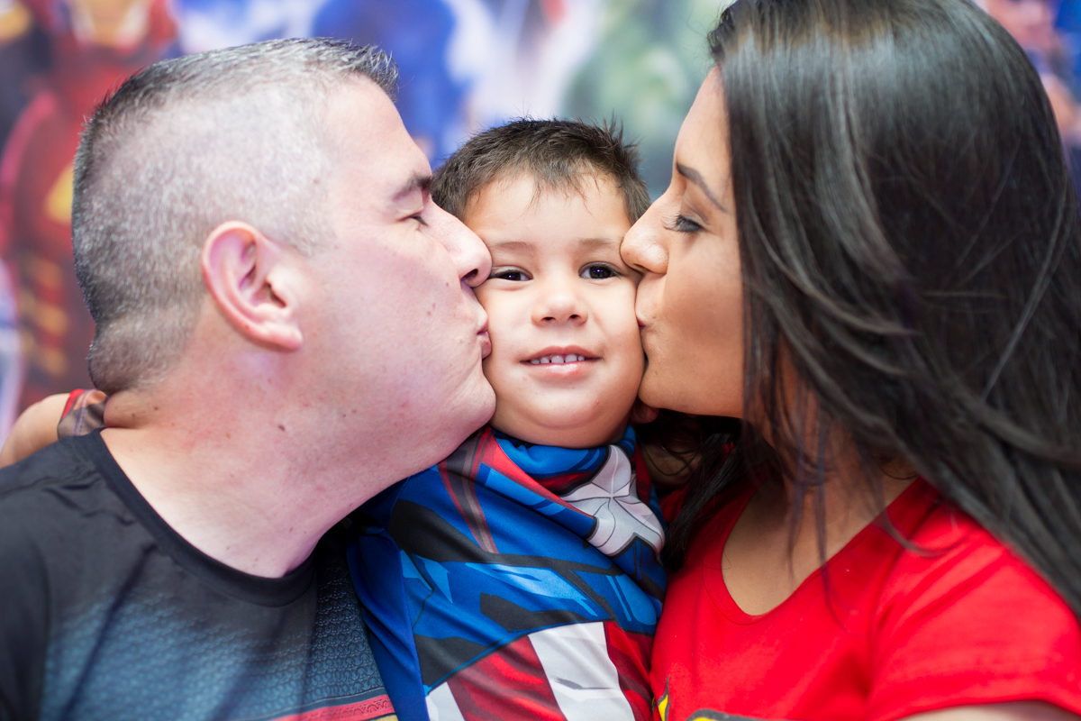 Agora eles estão dando um beijinho no Léo