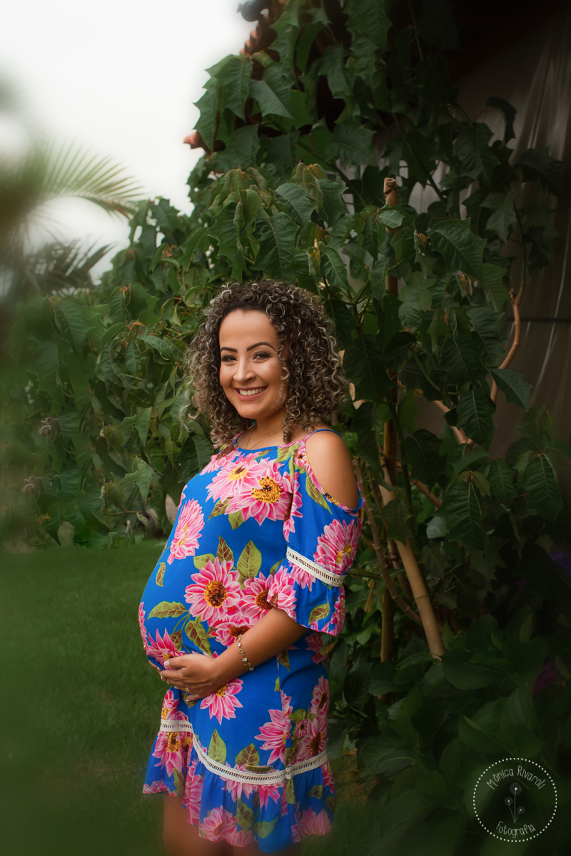 Foto da mamãe de lado segurando a linda barriga 