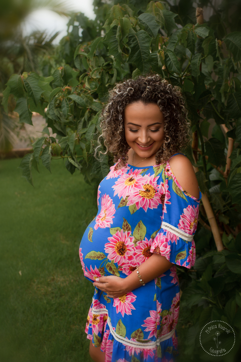 Mais uma da mamãe com as mãos na barriga e os olhos fechados 