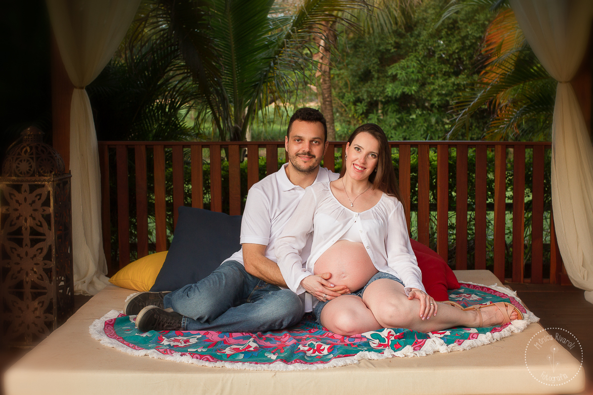 O casal sentando em um colchão