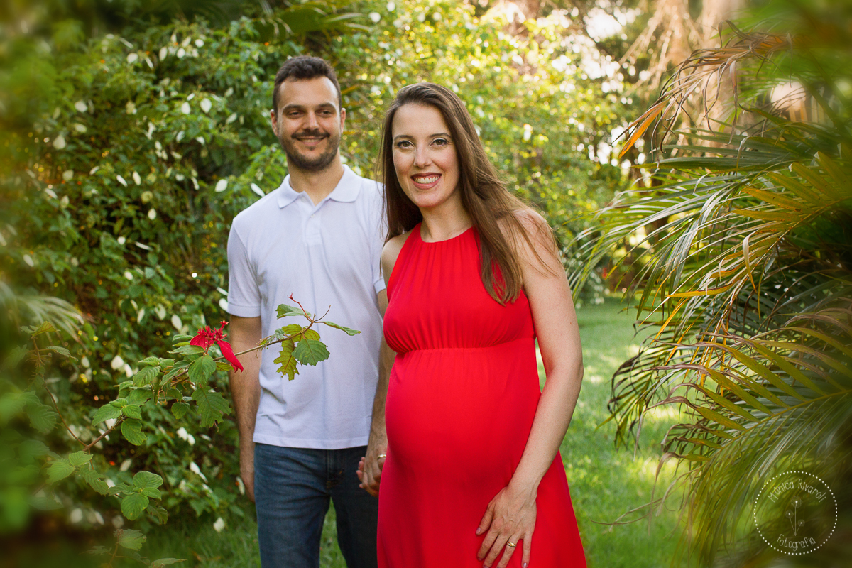 Mamãe e o papai em um caminho de arvores olhando para a camera