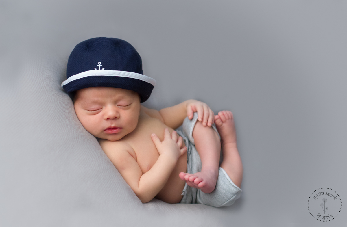 Raphael com roupinha de marinheiro enquanto dorme