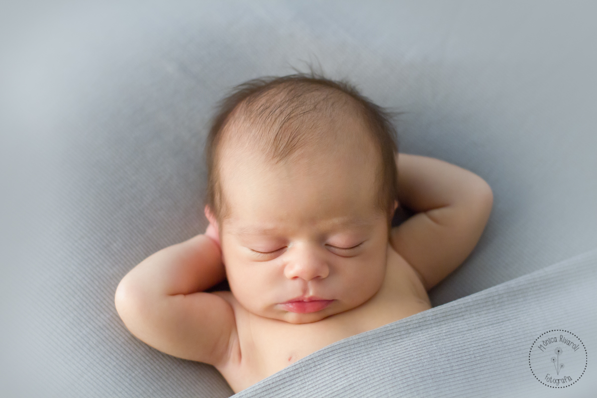 Raphael dormindo com as mãozinhas atrás da cabeça