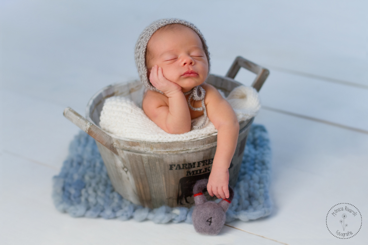 Com a mãozinha no rosto, o Raphael dorme tranquilo