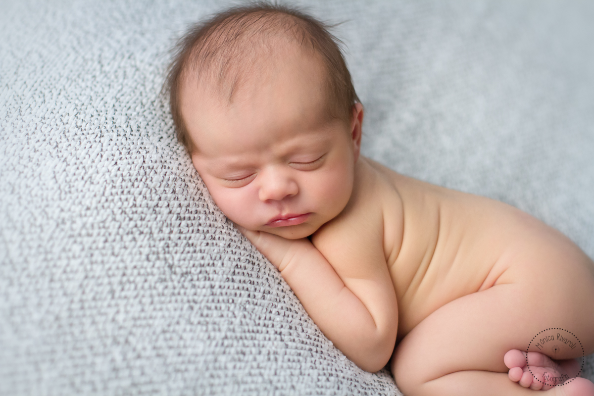 Ainda de bruços, o Raphael dorme tranquilo