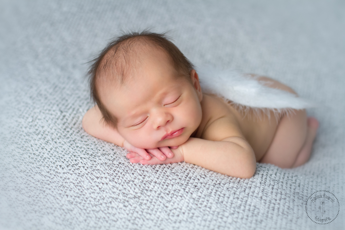 Com as azinhas de anjinho, O Raphael dorme de bruços