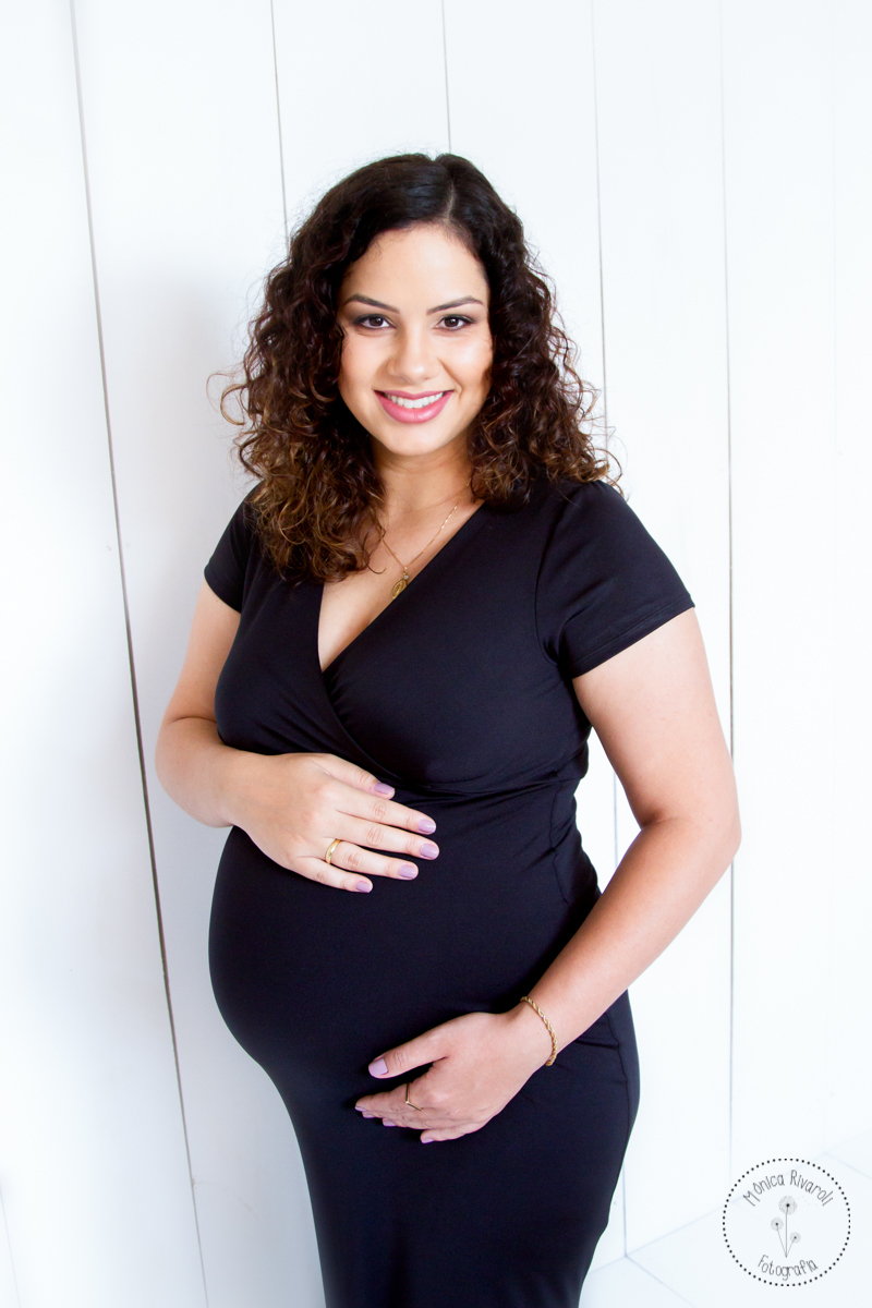 Close na mão da Bel sobre a linda barriga