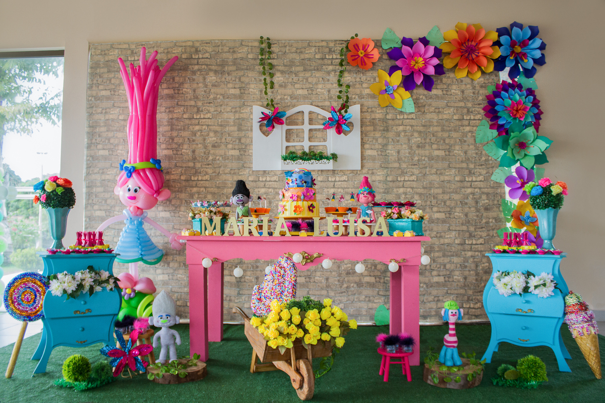 Foto aberta da decoração linda do trolls