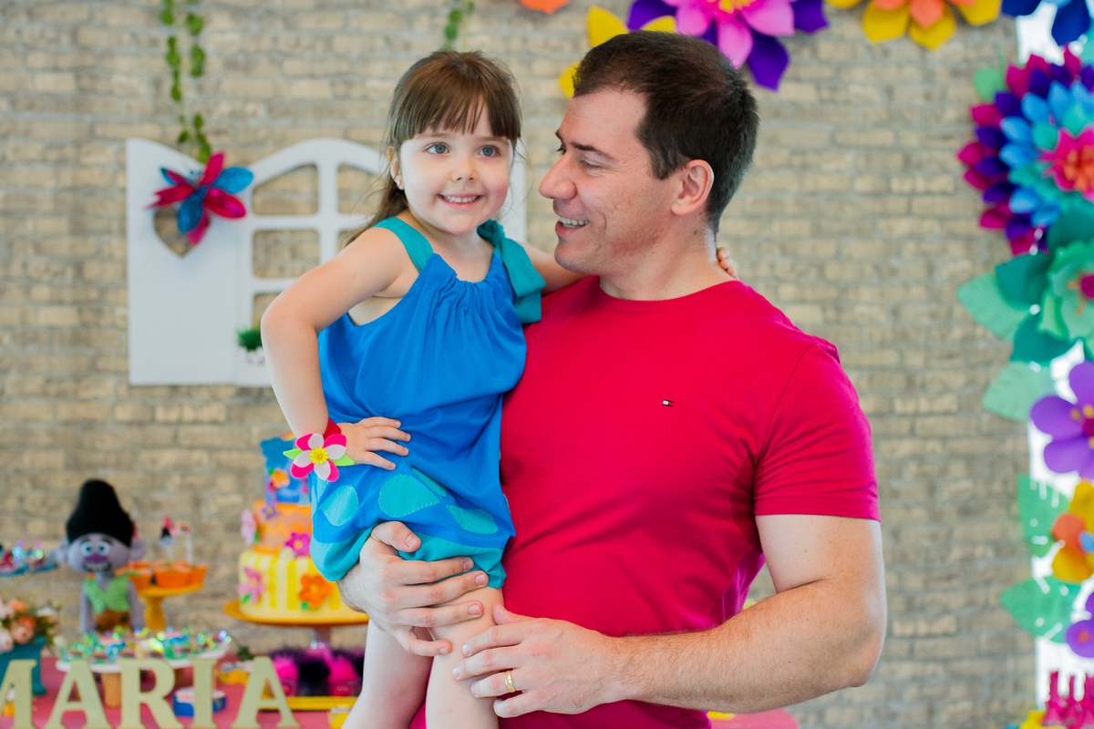 Agora o papai está olhando para a Malu e sorrindo