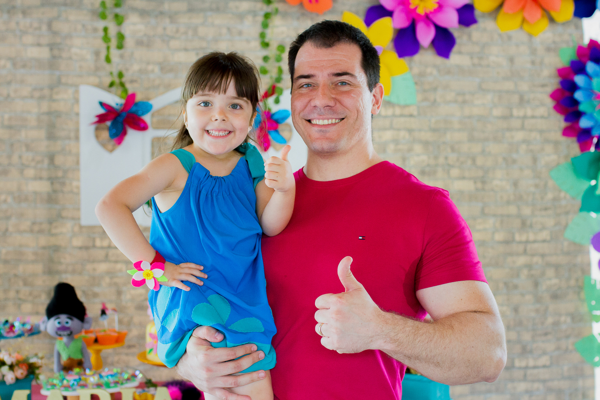 A Malu e o papai estão dando um joinha para a câmera